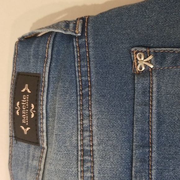 ANTHROPOLOGIE size 4 Womens High rise Stretch Denim Bermuda Shorts Medium Wash - Picture 3 of 3